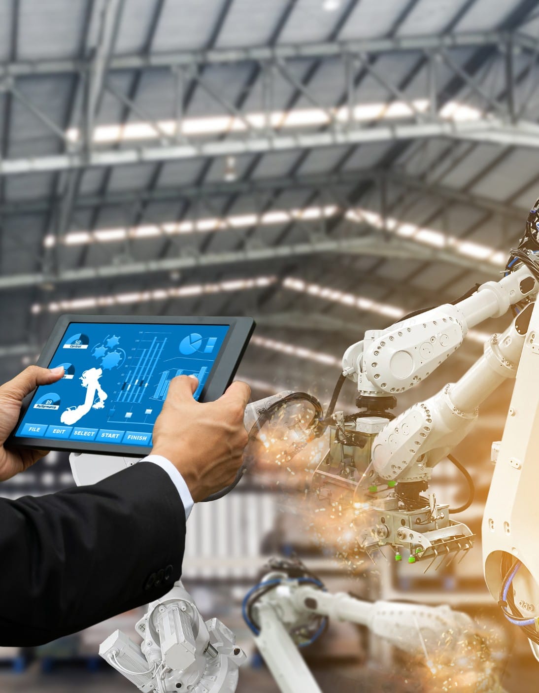 Consultoria em automação industrial sendo apresentada a cliente pela equipe da Family Systems